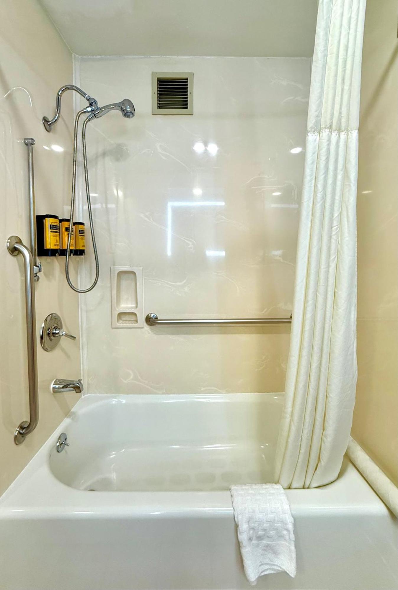 King Room with Bath Tub - Mobility Accessible/Non-Smoking